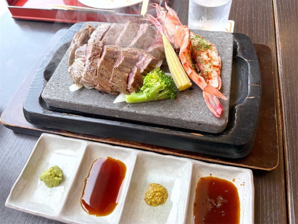 ステーキと有頭海老の石焼きの写真