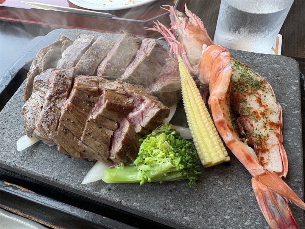 ステーキと有頭海老の石焼きアップの写真