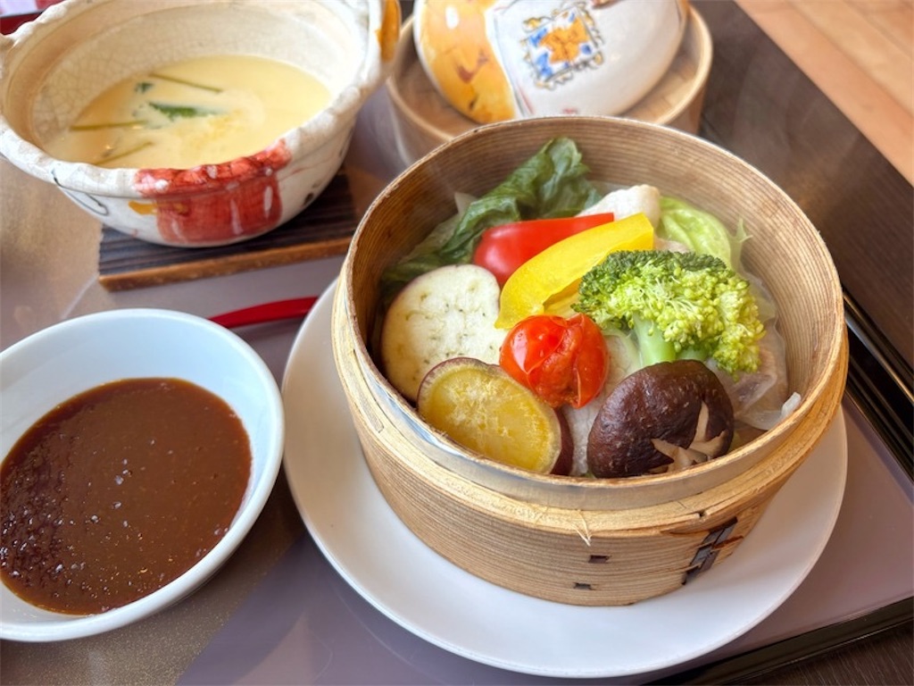 和み膳のメイン、豚と彩り野菜のせいろ蒸し