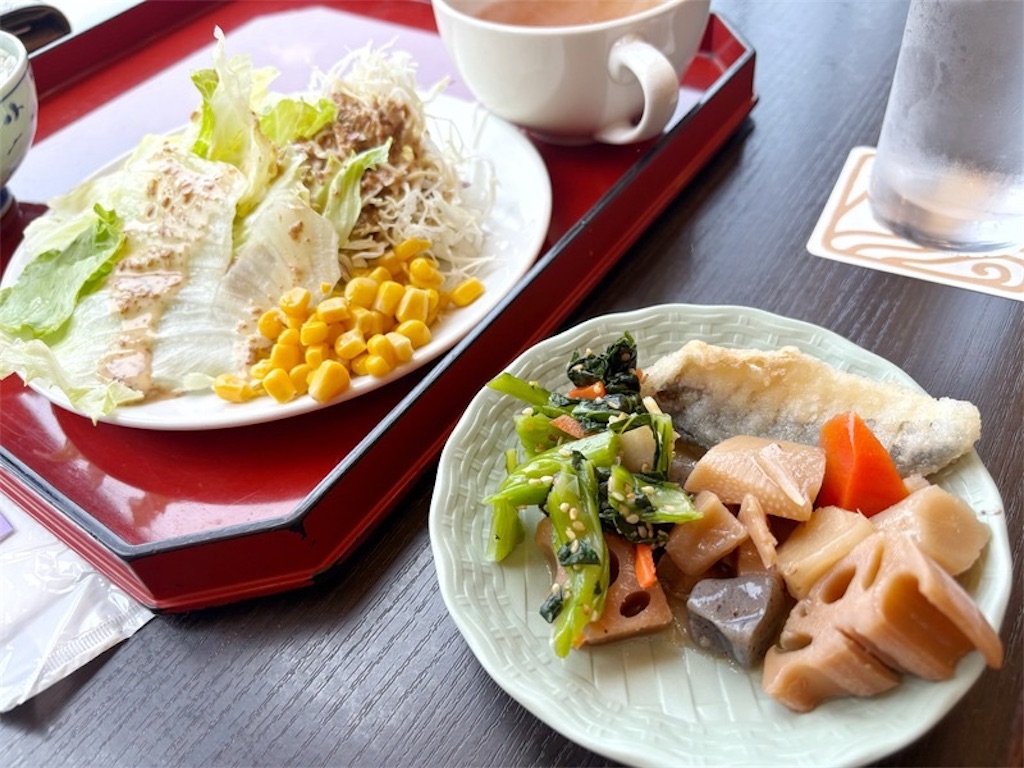 バイキングで選んだお惣菜とサラダの写真