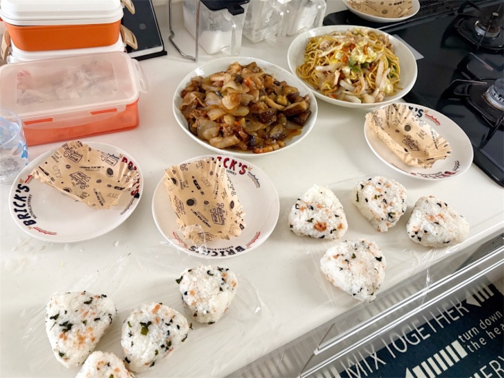 子供4人分の昼ご飯作る様子