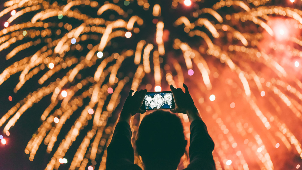 花火写真の撮り方 – 感動や臨場感を伝える、手持ち撮影のポイントと表現のアイデア 花火写真の撮り方 – 感動や臨場感を伝える、手持ち撮影のポイントと表現のアイデア