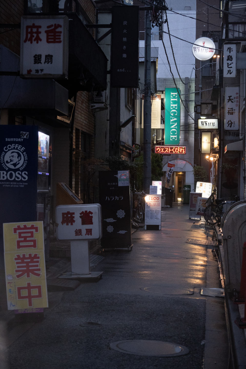 黄色で囲んだ位置から見た路地