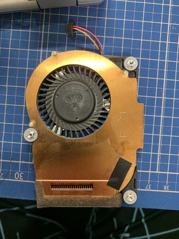 ファンを分解するために外すネジ