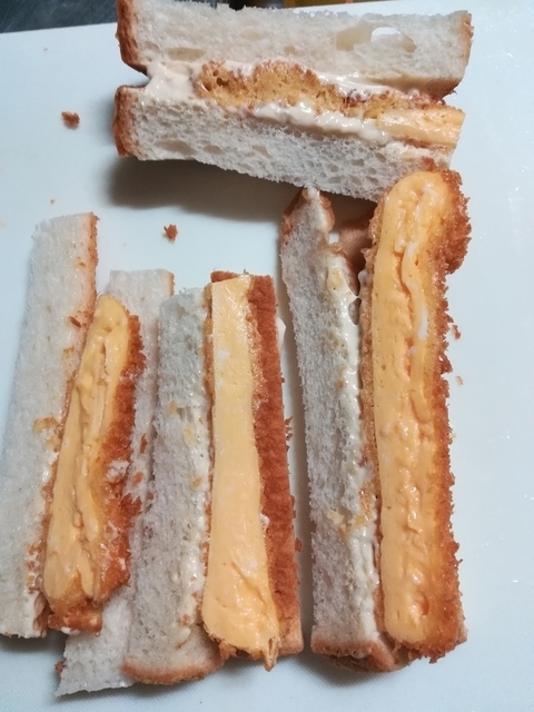 切り落としたパンのみみ