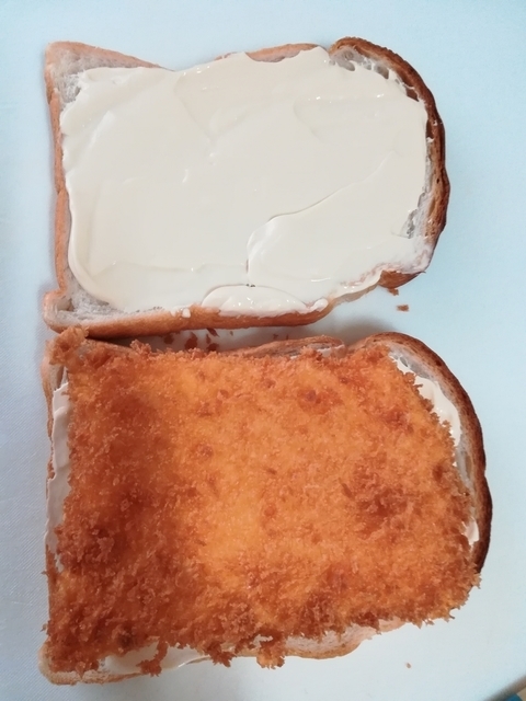 カツをパンの上に乗せる