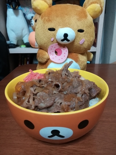 リラックマどんぶりに盛り付けた神戸牛牛丼