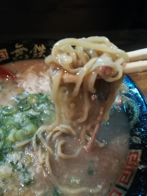 ラーメンを箸で持ち上げた