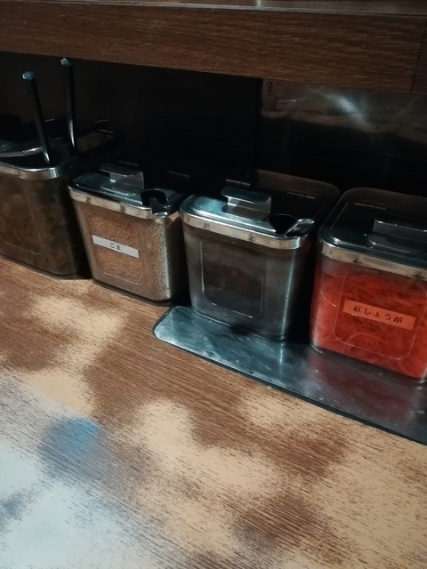 カウンターに並ぶ4種類の薬味