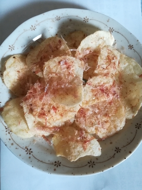かつお節をかけたポテトチップス