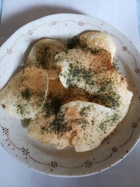 青のりをかけたポテトチップス