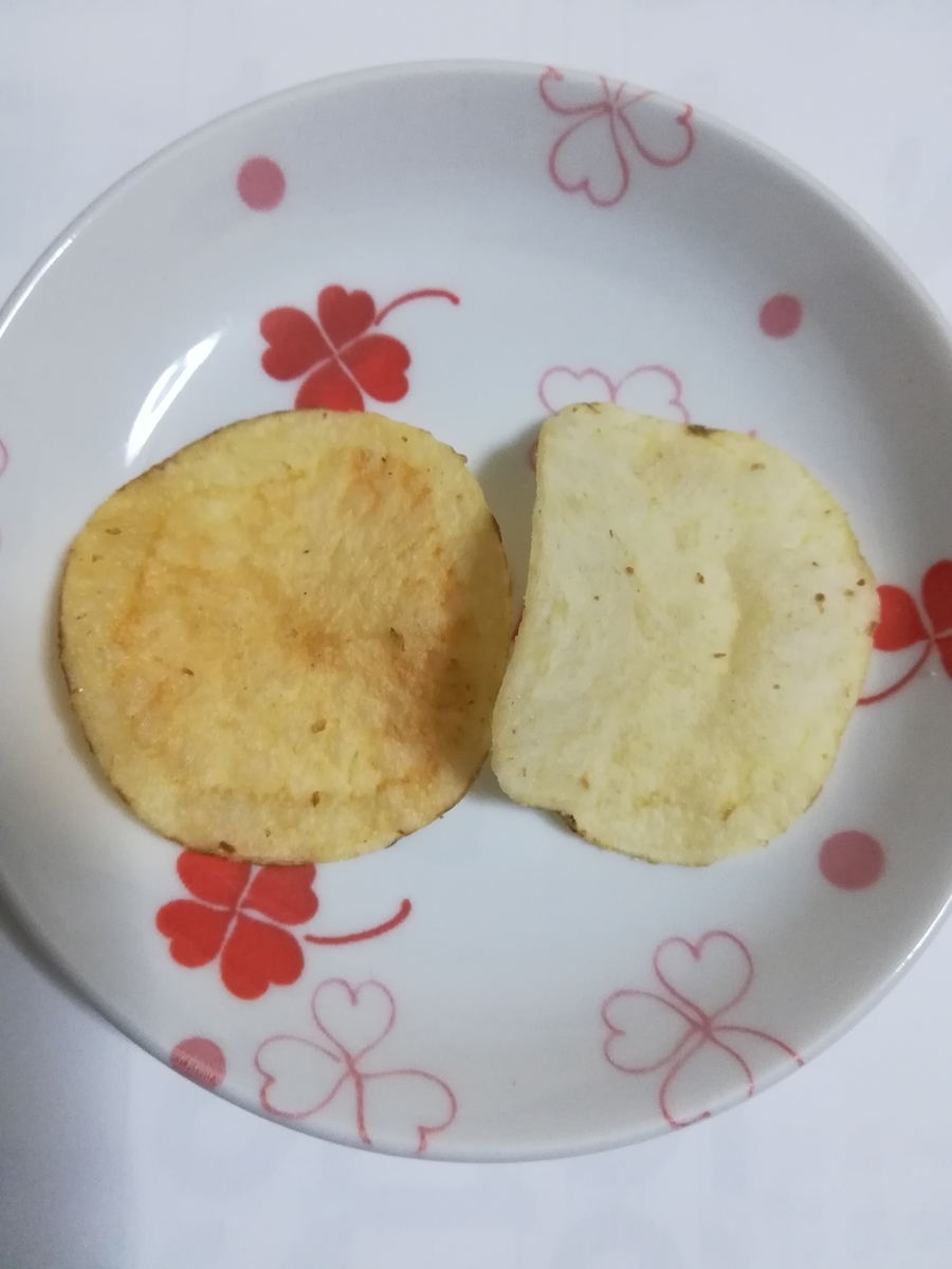 お皿の上に両方のポテトチップスを並べました