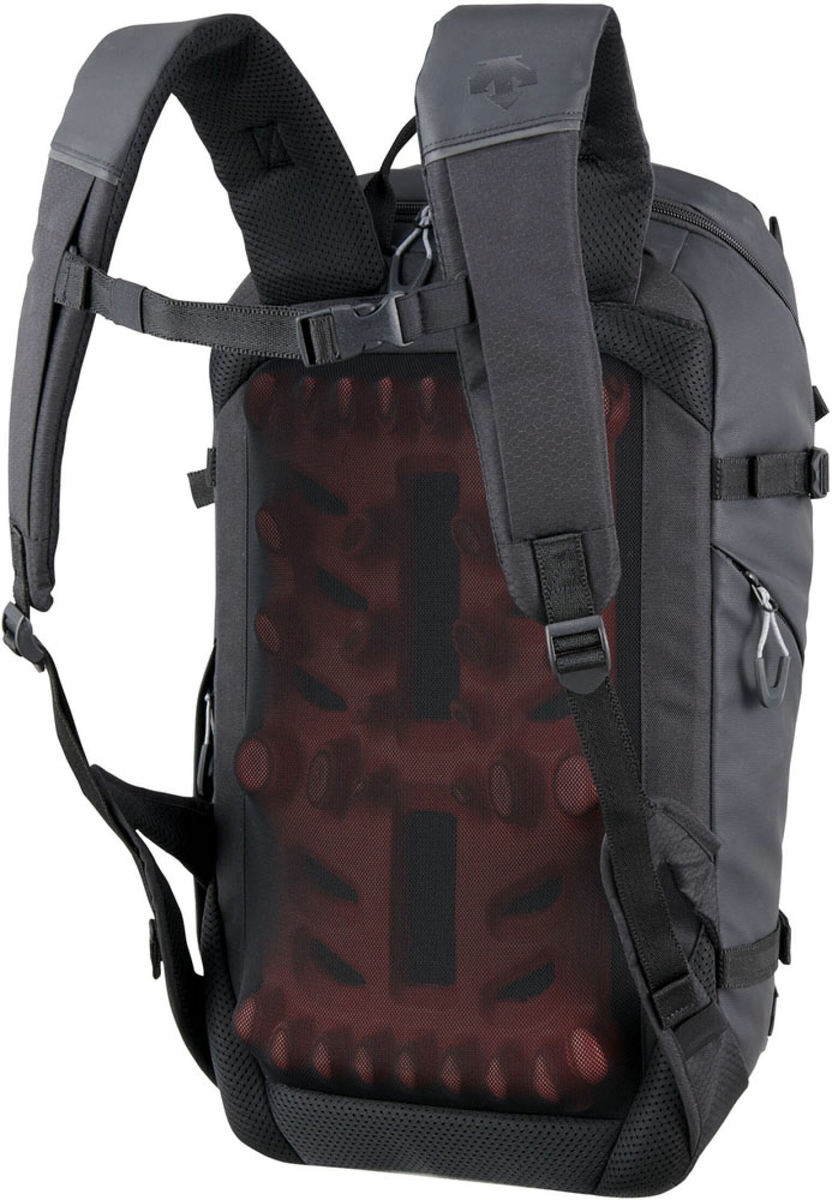 ー エアロストリームバックパック 背面 ー