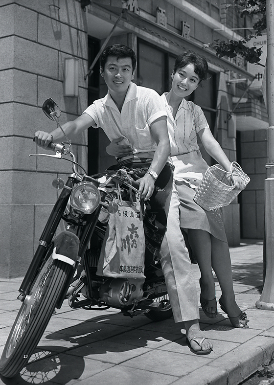 日活映画ポスター　結婚の条件1963年公開 日活映画ポスター 結婚の条件1963年公開 - メルカリ