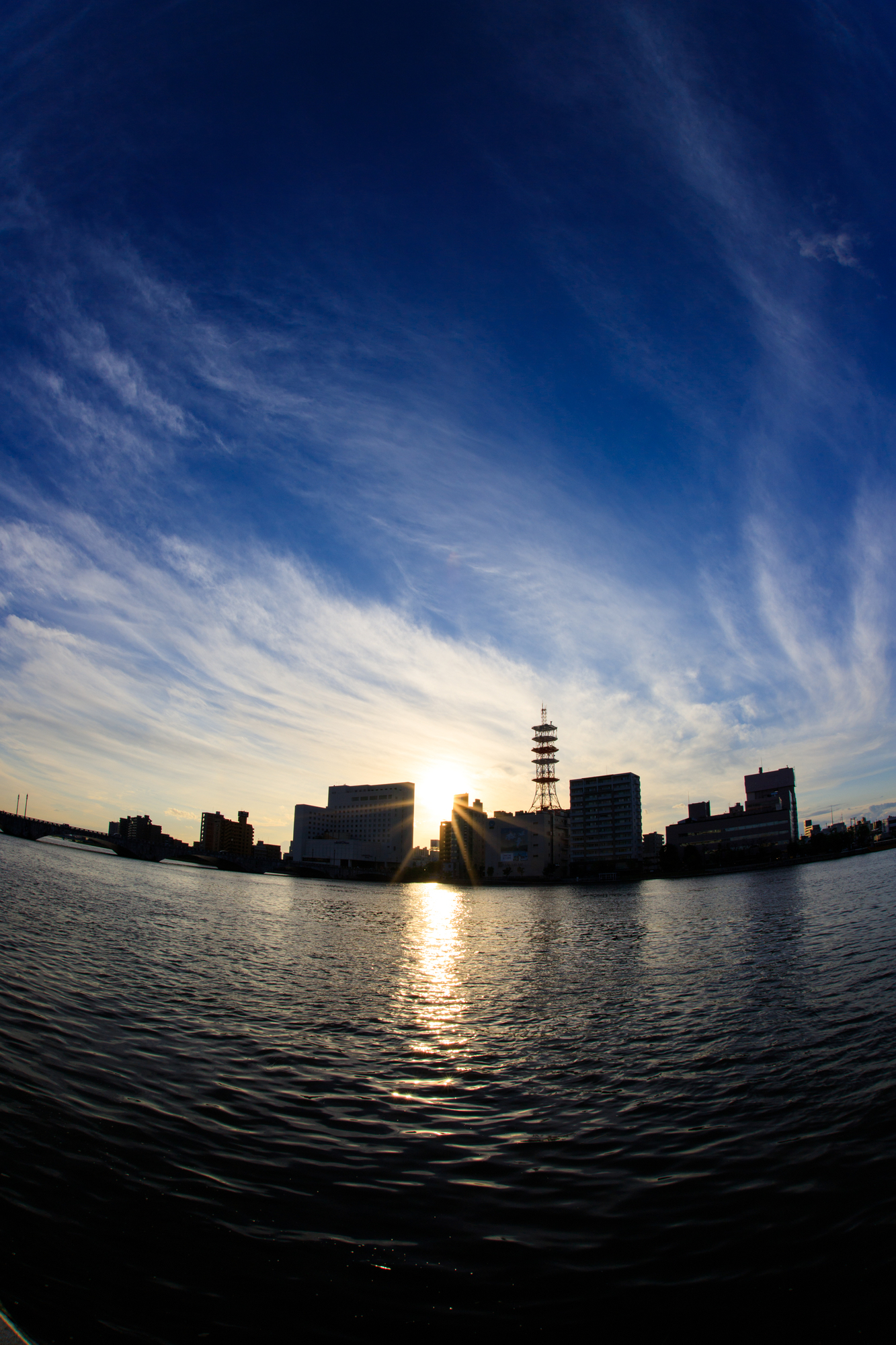 やすらぎ提　魚眼レンズ　夕焼け