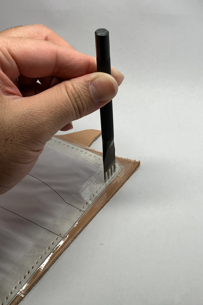 縫い穴あけの様子