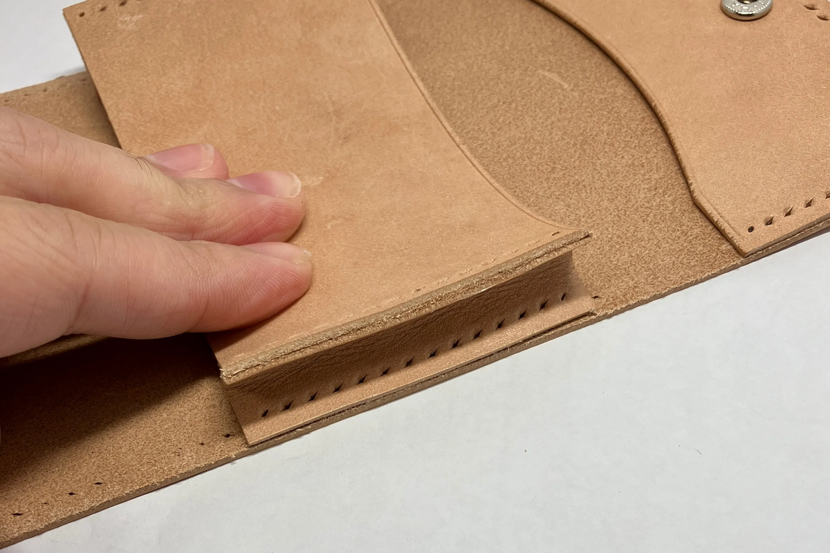 本体にマチパーツを取り付ける様子