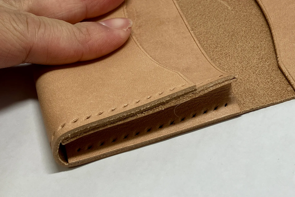 本体パーツの接着の様子