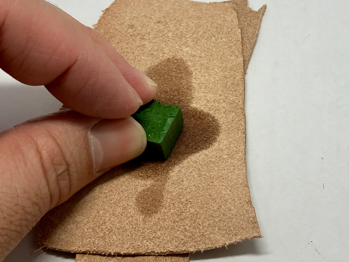 青砥を床面にこすりつける様子