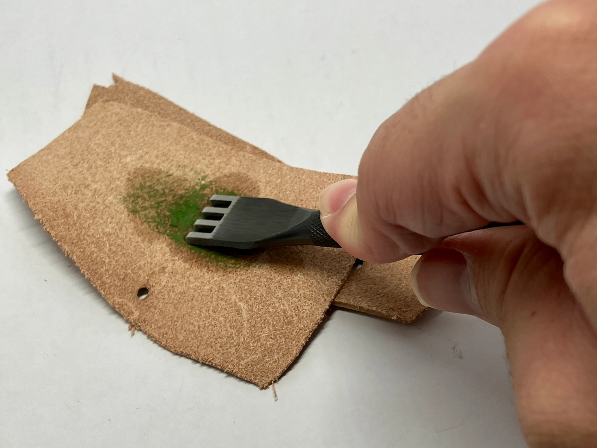 青砥で菱目うちを研ぐ様子
