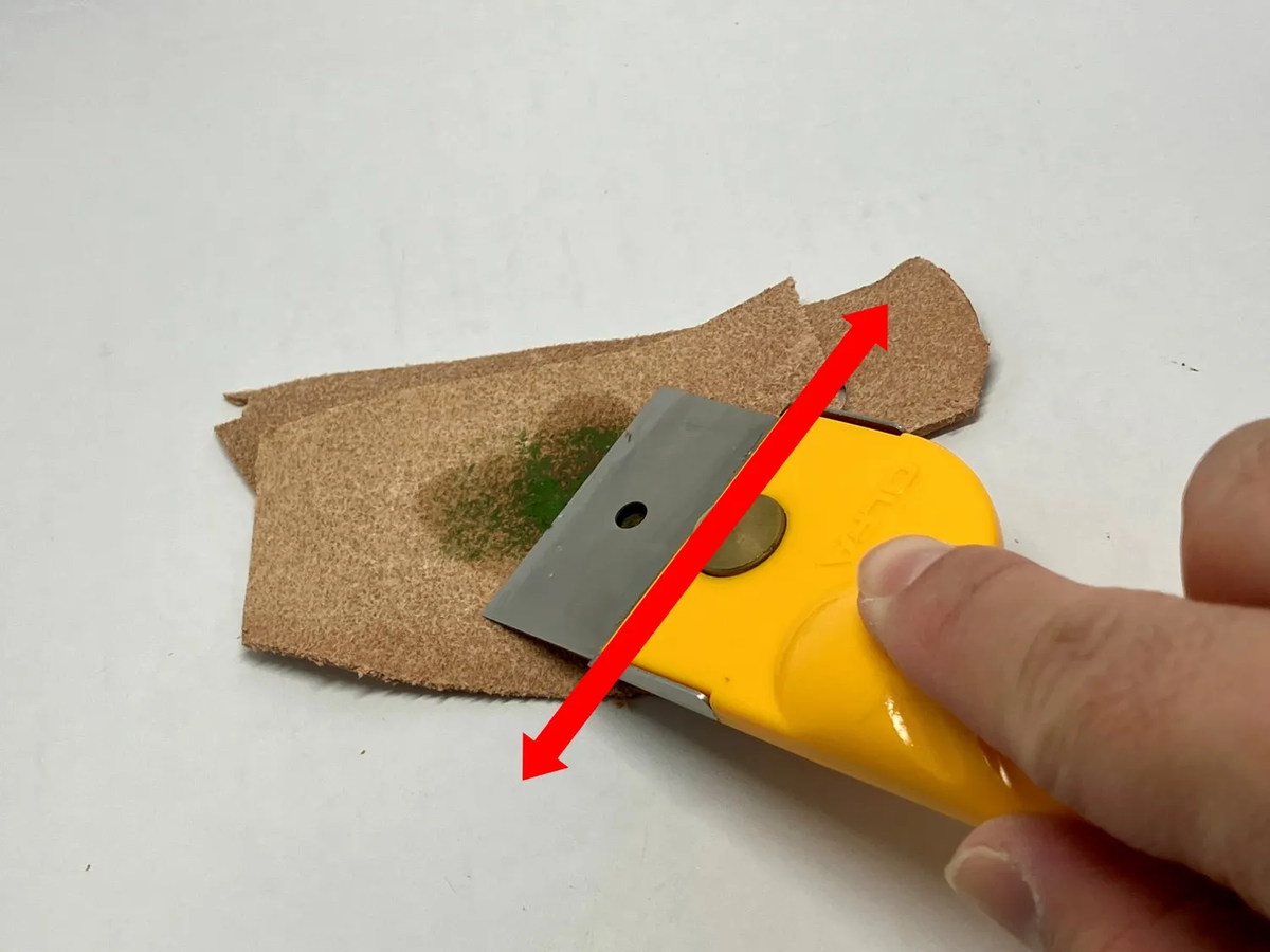 別たちを青砥で横にスライドさせながら研ぐ様子
