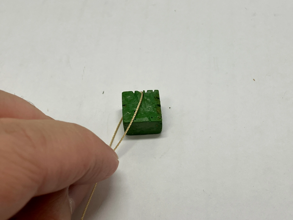 縫い糸に青砥を塗りつける様子