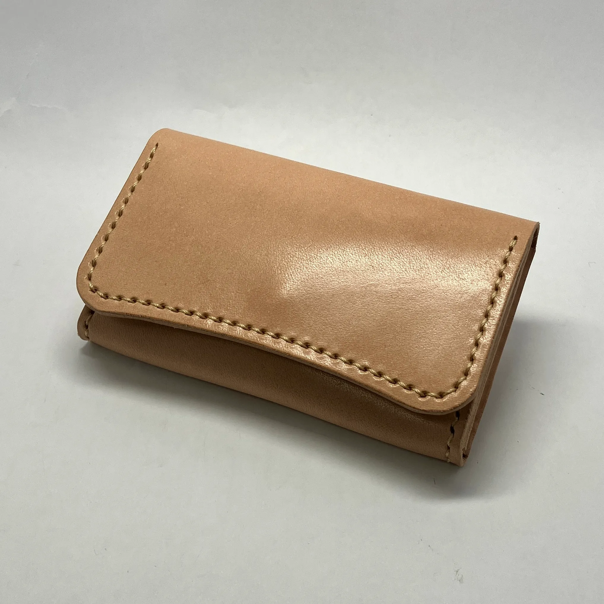 曲線デザインの名刺入れの画像