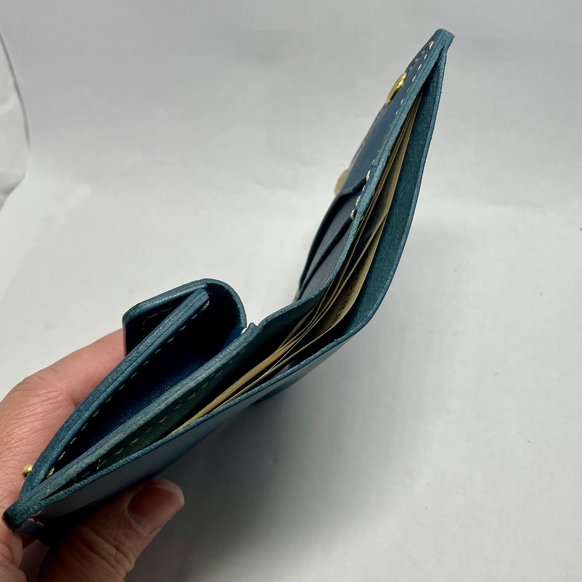 お札を折らずに収納したミニ財布内部