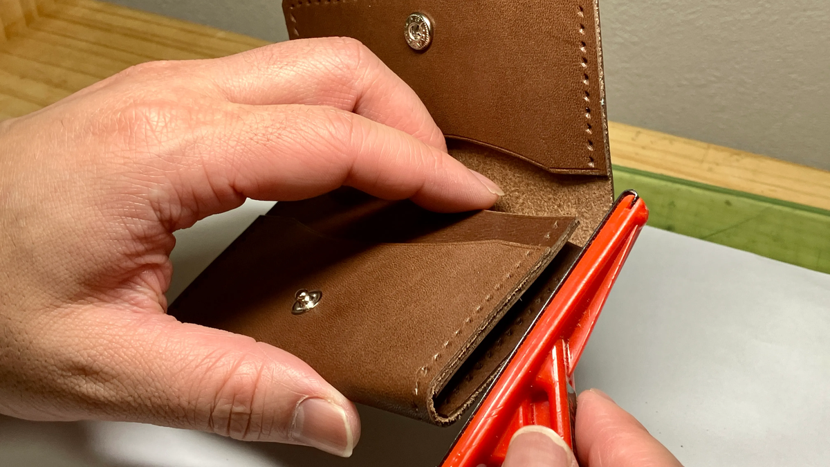 コバをドレッサーで削る様子の画像