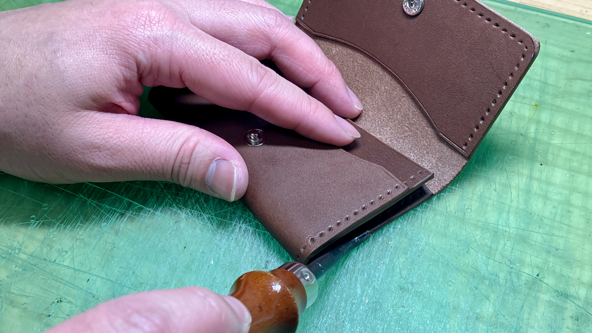 コバをヘリ落としで削る様子の画像