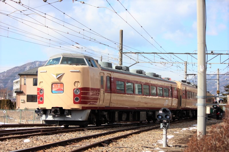山梨県】なつかしい国鉄特急色の列車で冬の富士急ハイランドへ