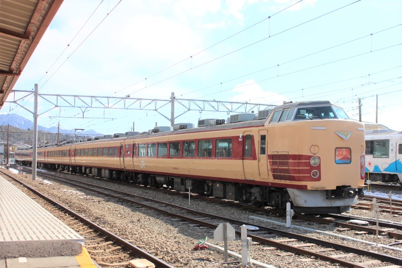 つ*り様 ハイランド スケート号 サイン 山梨県】なつかしい国鉄特急色の列車で冬の富士急ハイランドへ