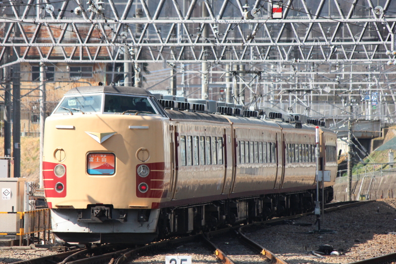 山梨県】なつかしい国鉄特急色の列車で冬の富士急ハイランドへ