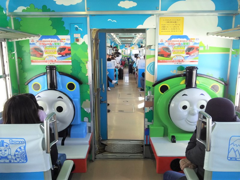 山梨県】なつかしい国鉄特急色の列車で冬の富士急ハイランドへ