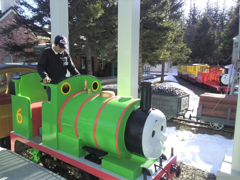 山梨県】なつかしい国鉄特急色の列車で冬の富士急ハイランドへ
