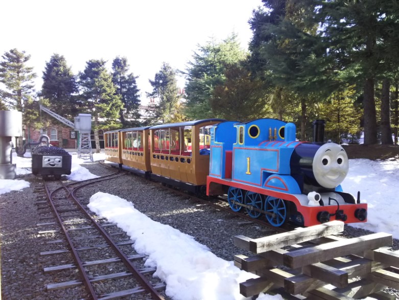 山梨県】なつかしい国鉄特急色の列車で冬の富士急ハイランドへ