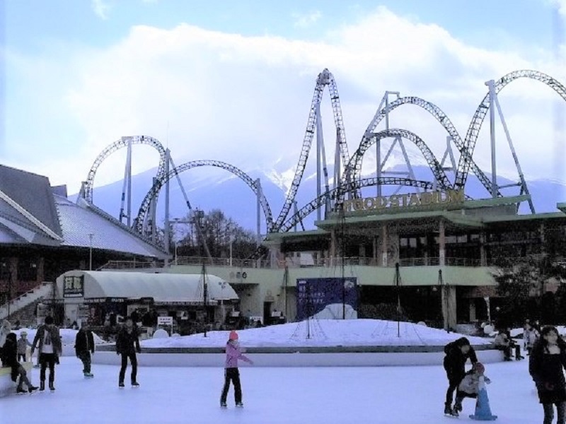 山梨県】なつかしい国鉄特急色の列車で冬の富士急ハイランドへ