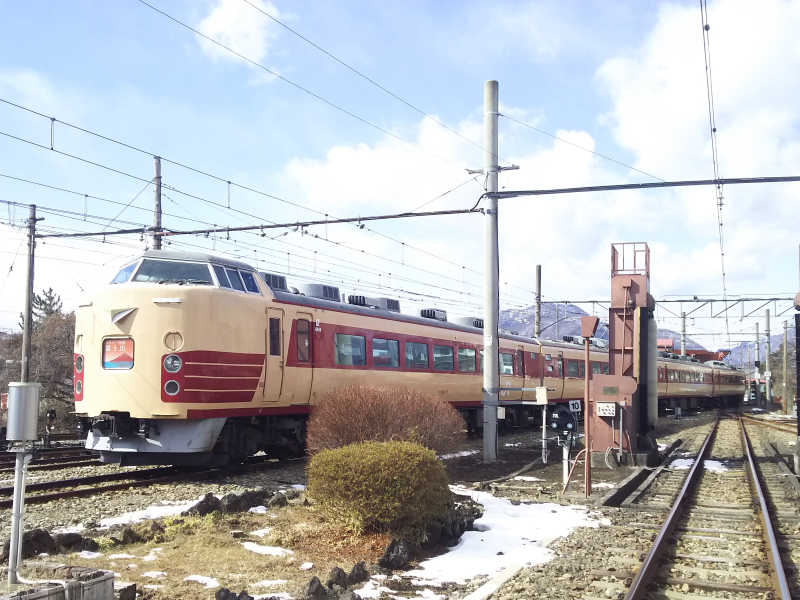 山梨県】なつかしい国鉄特急色の列車で冬の富士急ハイランドへ