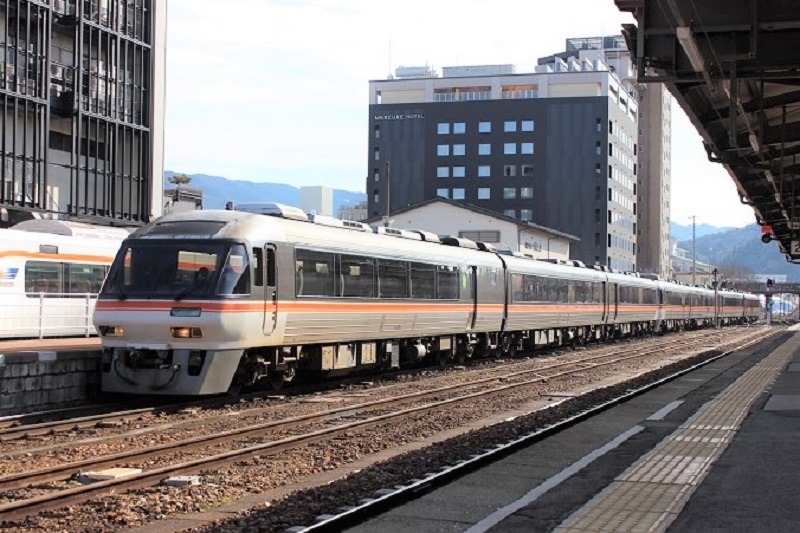 岐阜県】新型車両に置き換え間近のキハ85系に乗って新穂高温泉へ 特急