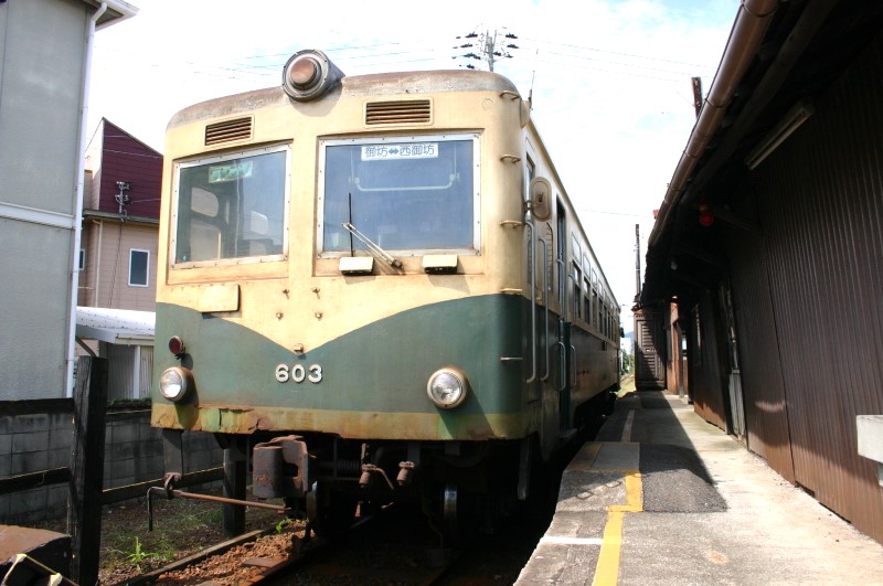 昭和レトロ:地方路線 私鉄赤屋根の終着駅と隣接する国鉄駅舎、車両車庫風景 和歌山県】<あの頃の鉄道風景> 古豪ディーゼルカーに乗って路地