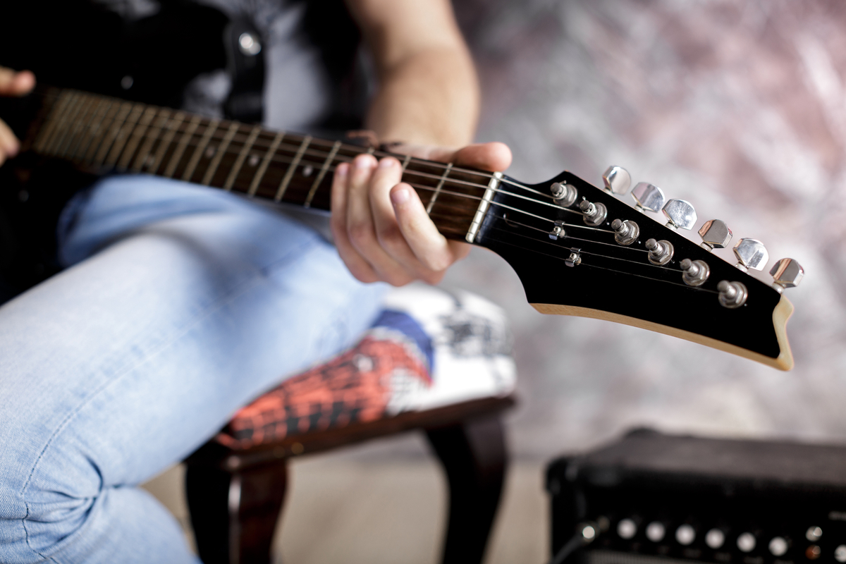 <img src=”guiter.jpg” alt=”rainyday play”>
