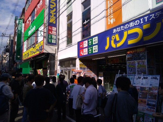 アニメイトカフェ前に人だかり 日本橋ブログ 大阪日本橋の日々