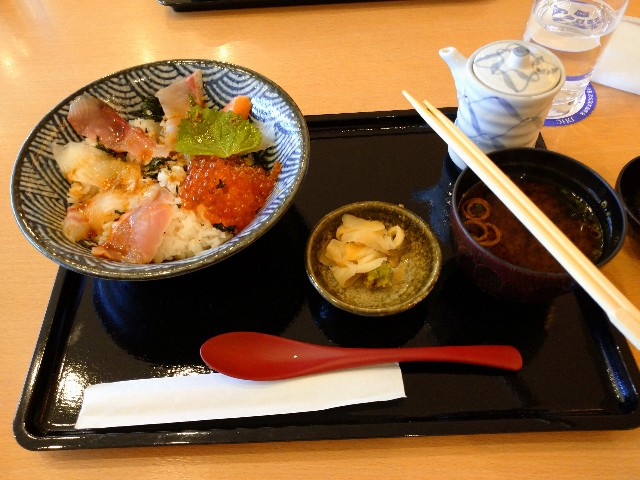 勝手丼(金目鯛、白鯛、真鯛、サーモン、かんぱち、いくら) 約2,500円