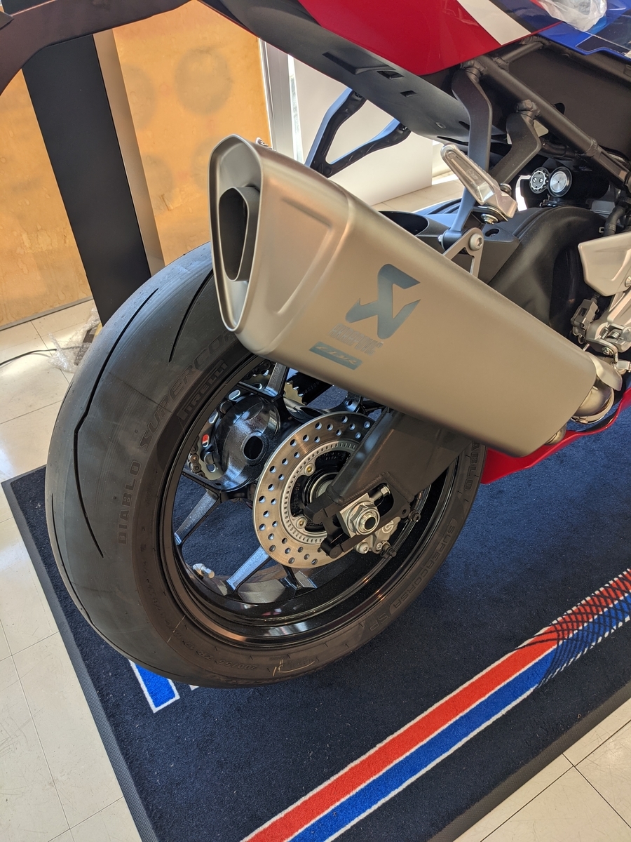 アクラポビッチマフラー(純正らしいです…)