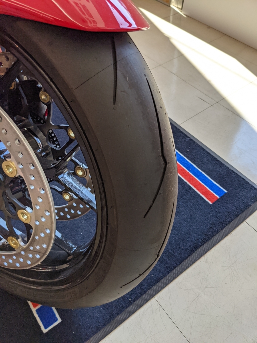 もう公道走るタイヤじゃない…汗