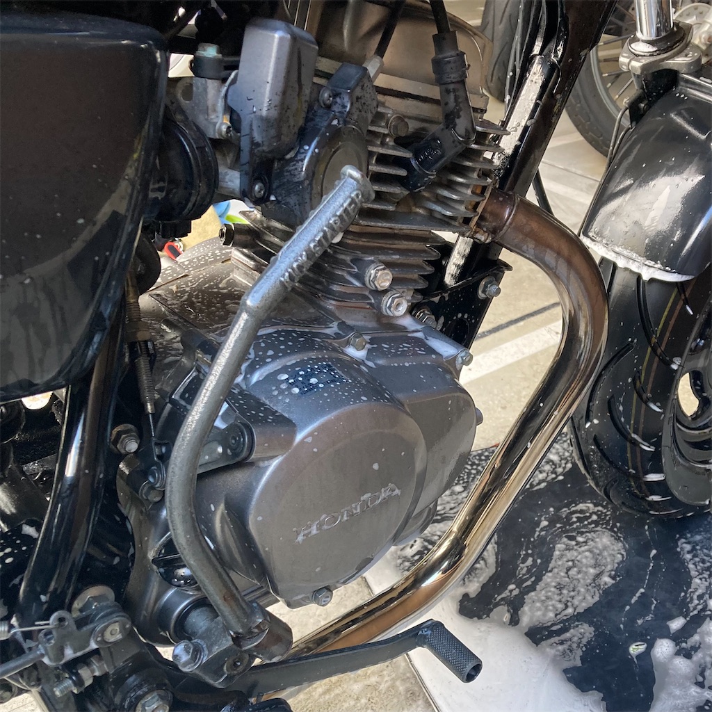 エイプ日記｜APE50FIでオイル漏れ、その後。洗車で見えた“経年劣化”のリアル - にせもんのホンモノ