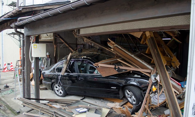 車で自宅のフェンスに突っ込んでしまった時の補償は 錦保険スタッフブログ