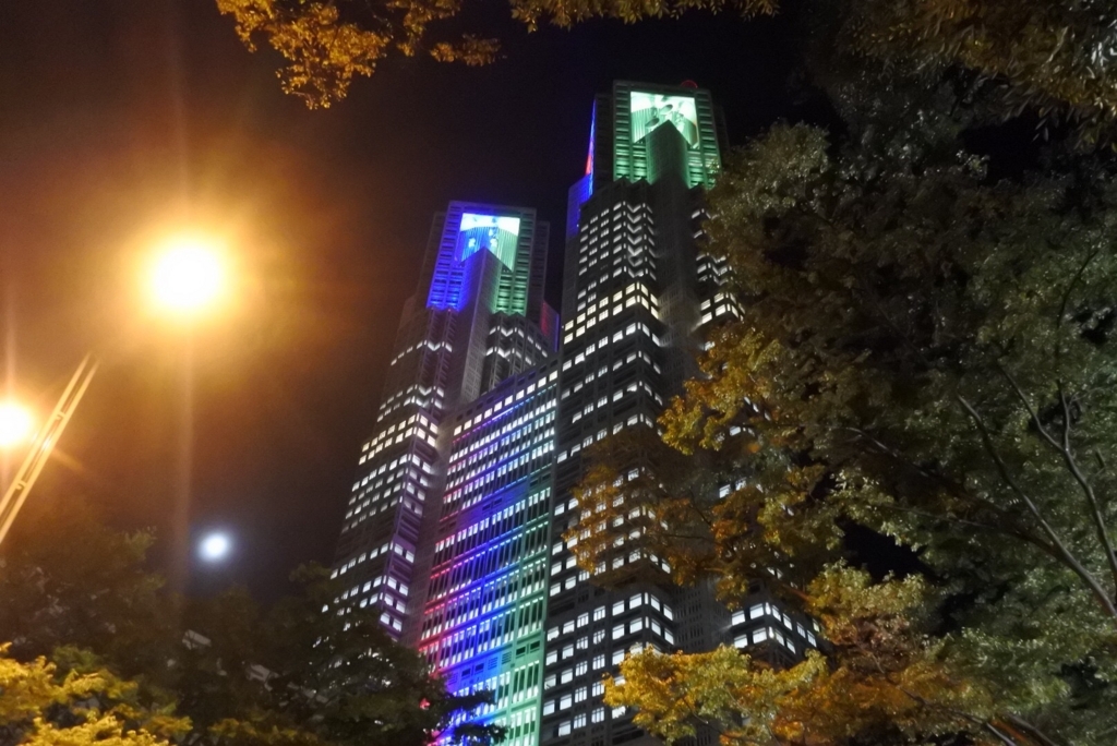 東京都庁のカラフルライトアップ