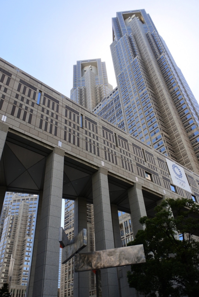 大江戸線都庁前駅直結で、アクセスも良い！東京都庁を下から見上げたところ