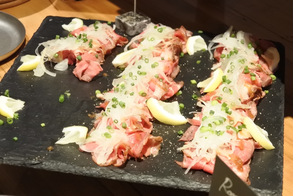 西新宿のホテル「THE KNOT TOKYO」、MORETHAN DINING（モアザンダイニング）、ランチブッフェのローストビーフ